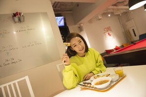 TV, fireplace, video-game console - Senba Hostel (Osaka)
