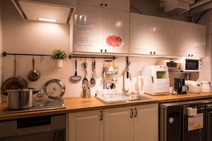 Fridge, microwave, oven, stovetop - Senba Hostel (Osaka)