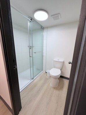 Habitación triple exclusiva, 3 habitaciones | Baño | Ducha, artículos de higiene personal gratuitos, toallas y jabón