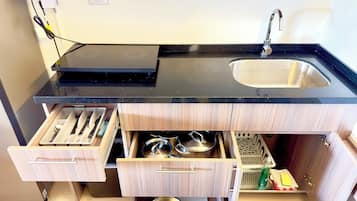 Full-sized fridge, microwave, coffee/tea maker, cookware/dishes/utensils
