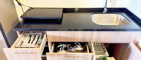 Grand réfrigérateur, micro-ondes, cafetiÚre/bouilloire