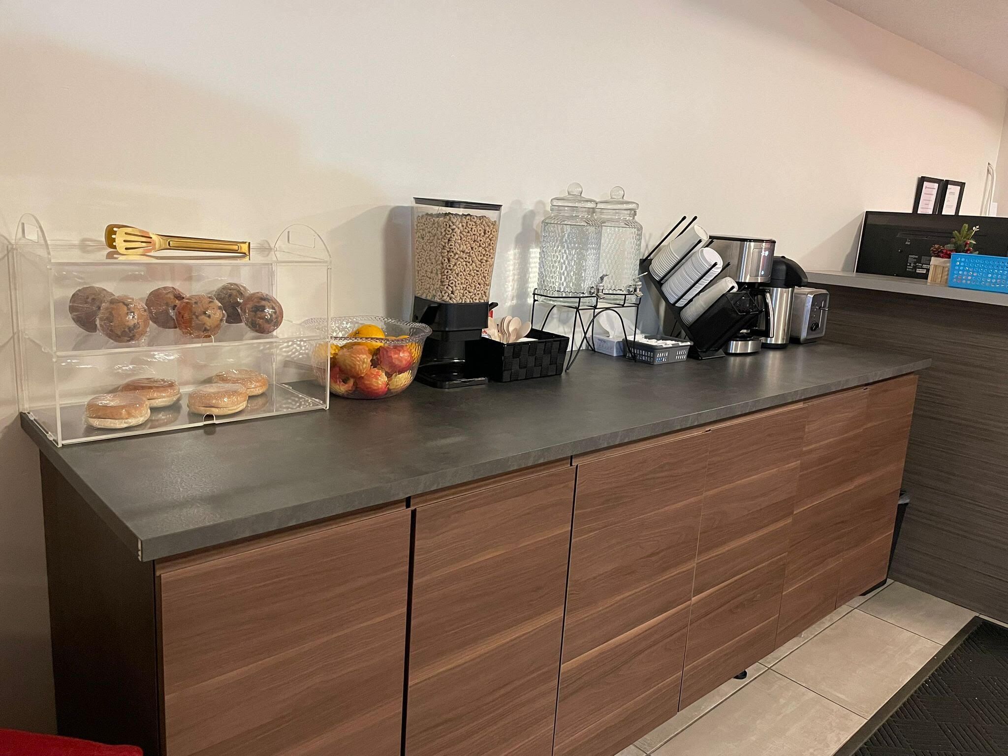 朝食 (コンチネンタル ブレックファスト)、毎日提供 (無料)