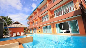 Piscina externa, espreguiçadeiras
