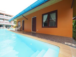 Outdoor pool, sun loungers - Lanta Fevrier Resort (Ko Lanta)