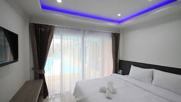 Superior Pool Access Double Bed | Cofres nos quartos, escrivaninha, Wi-Fi de cortesia