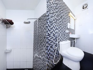 Standard Twin Room | Bathroom | Shower, towels