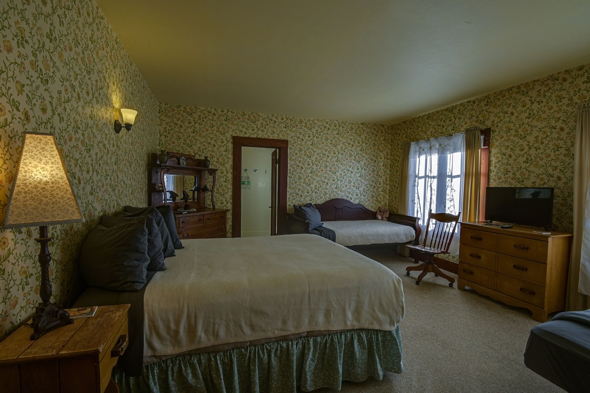Grand Double Room, Multiple Beds | Hypo-allergenic bedding, free WiFi, bed sheets
