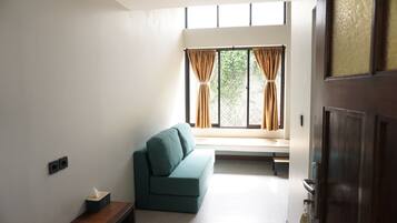 Dobbeltrom – familie, 1 queensize-seng med sovesofa | Skrivebord, wi-fi (inkludert) og sengetøy