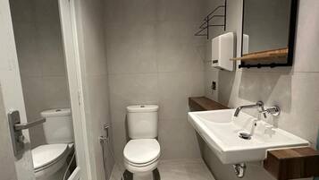 Doppia familiare, 1 letto queen con divano letto | Bagno | Doccia, set di cortesia gratuito, asciugamani