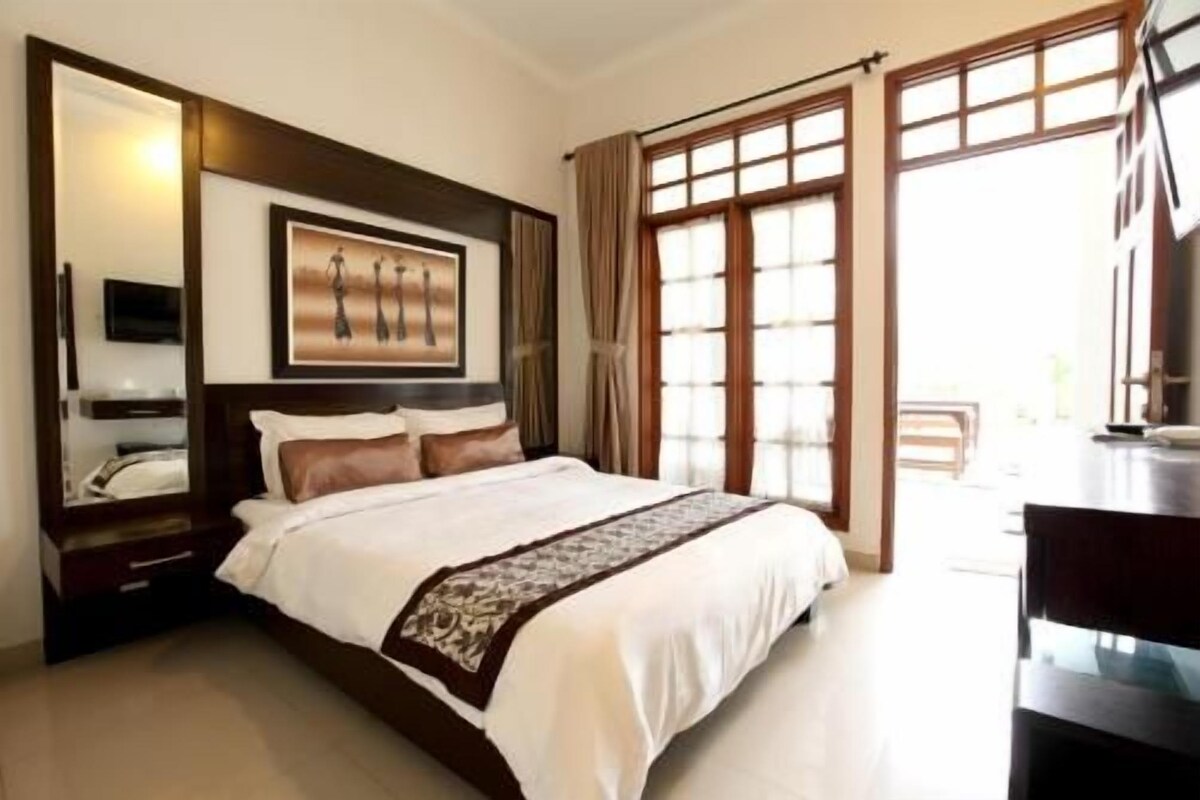 Escritorio, wifi gratis y ropa de cama 