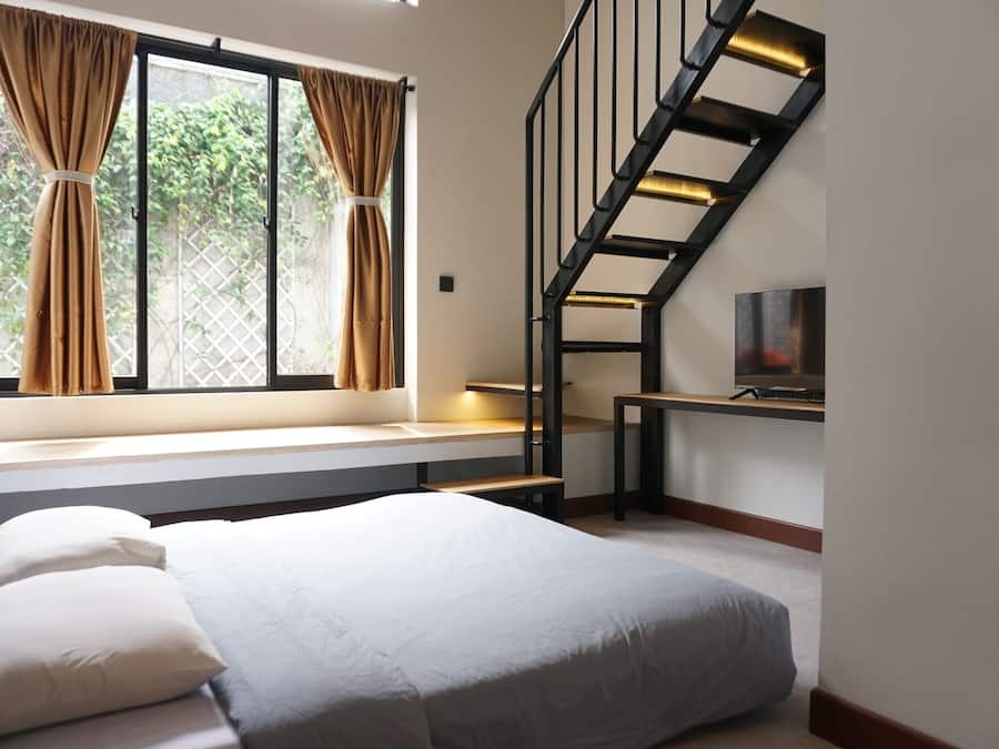 Desk, free WiFi, bed sheets