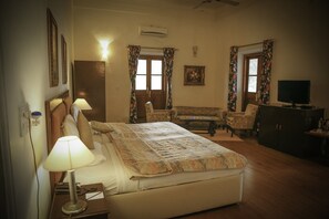 Suite Royal, 1 letto king | Soggiorno | TV