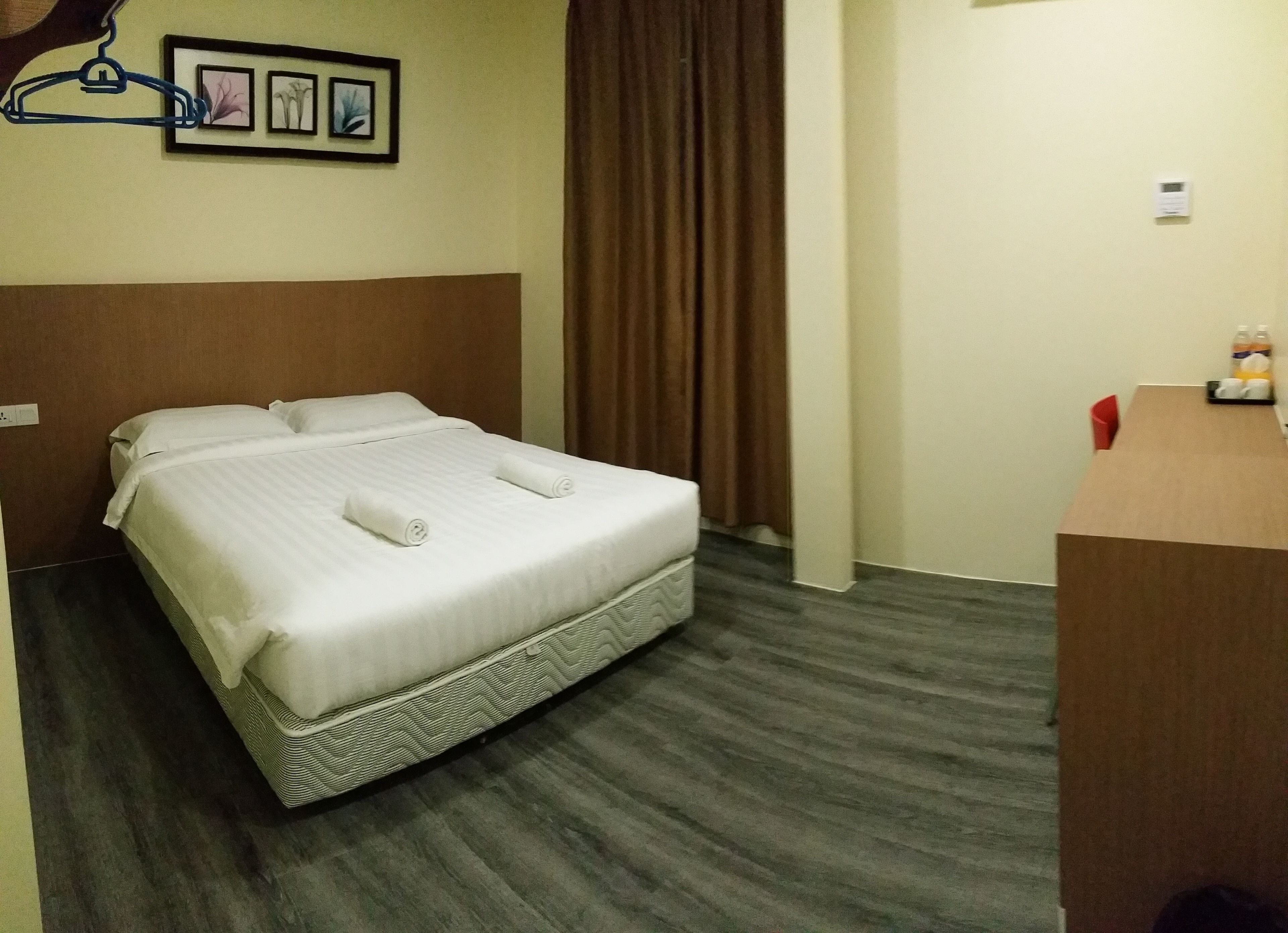 deluxe room, 1 queen bed | desk, free wifi