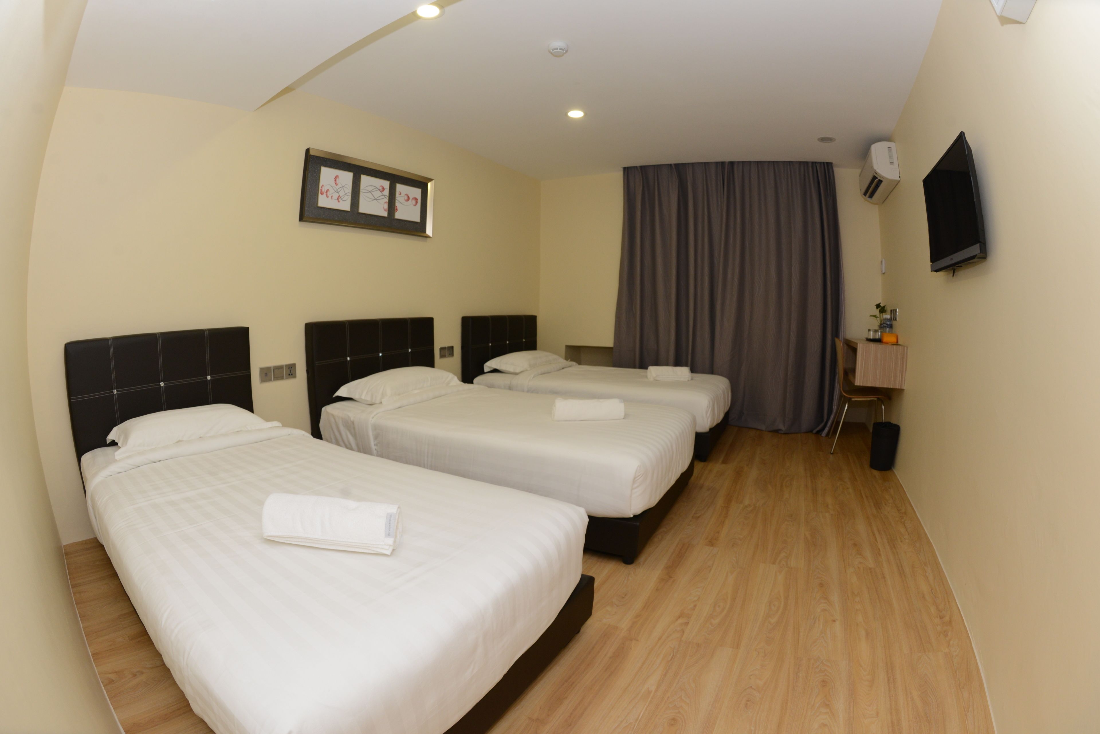 deluxe triple room | desk, free wifi