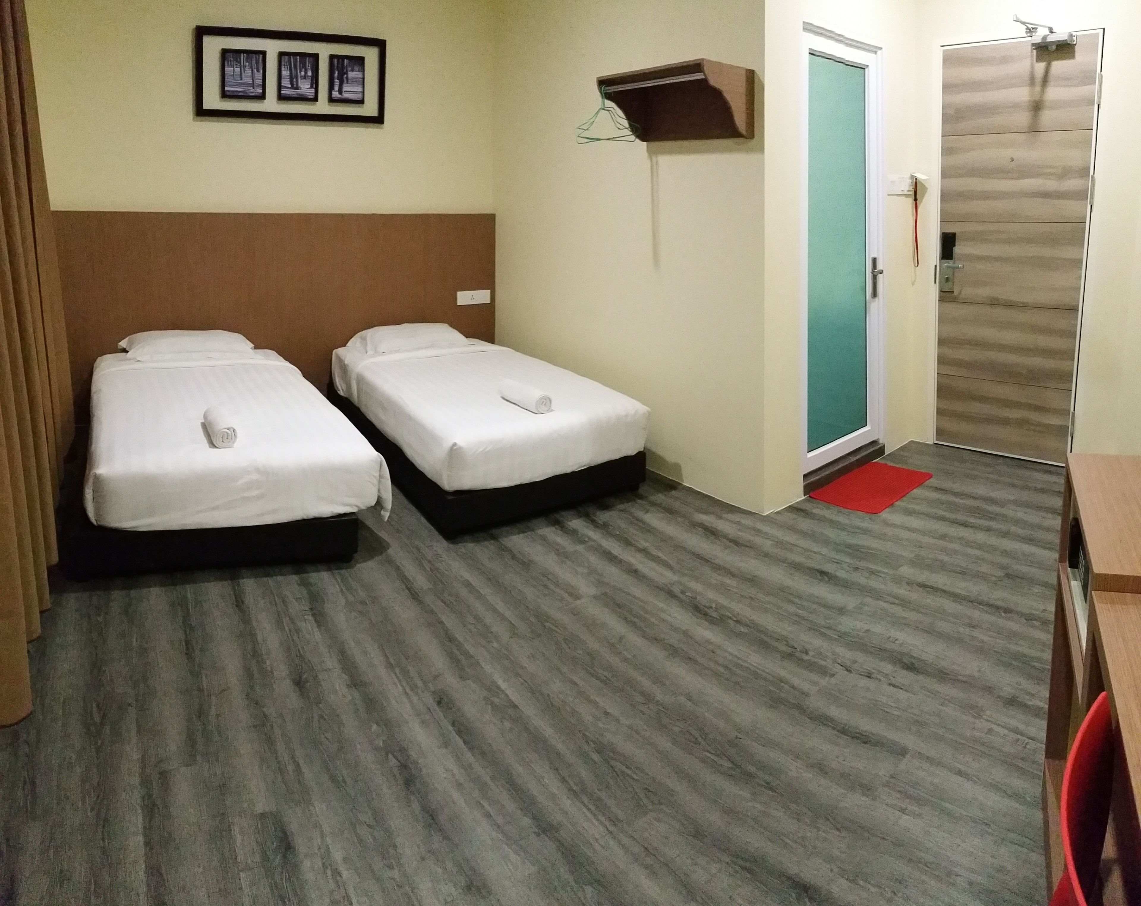 deluxe twin room | desk, free wifi