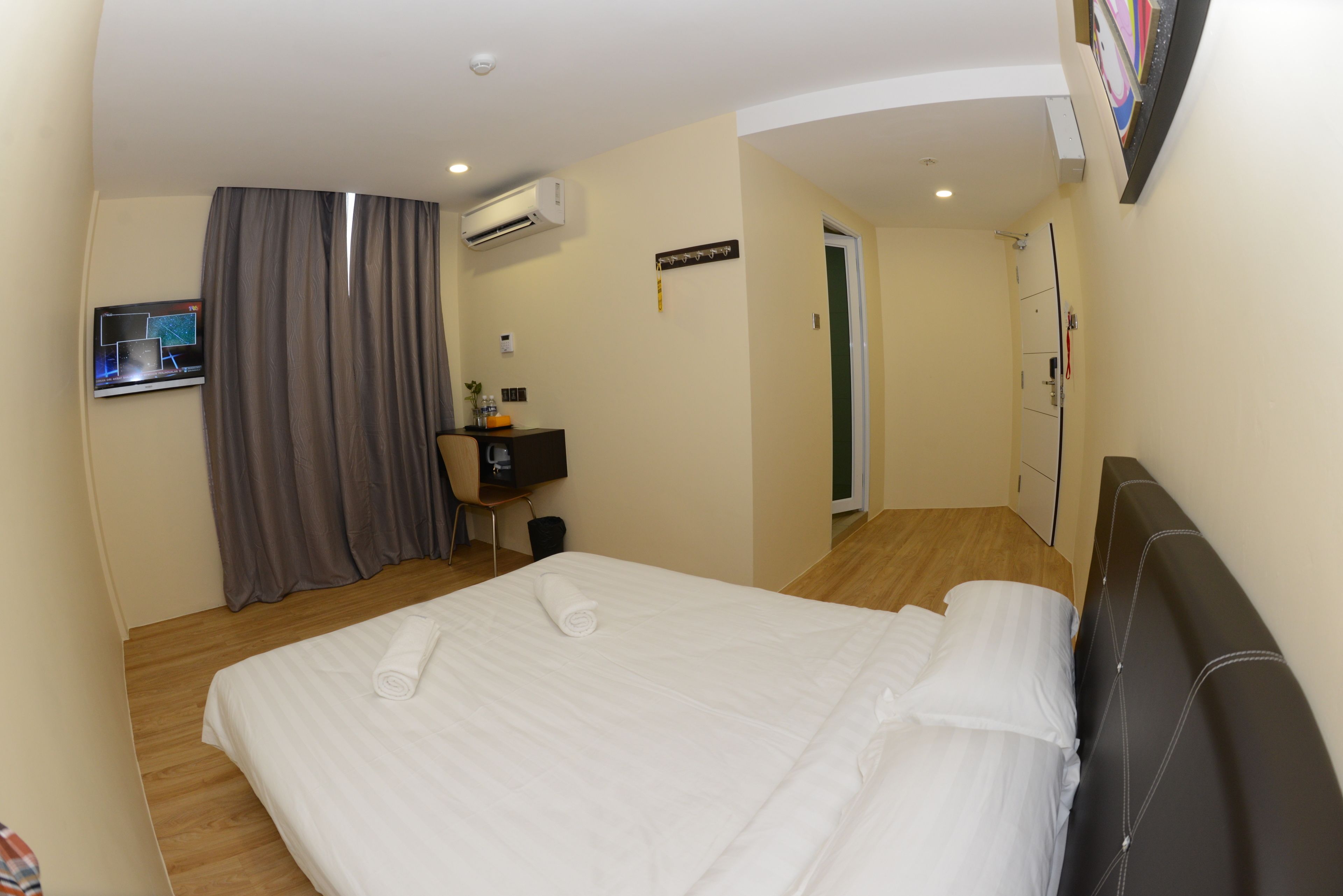 deluxe room, 1 queen bed | desk, free wifi
