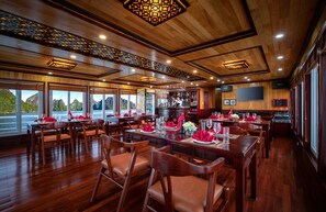 供應早餐、午餐和晚餐，國際料理