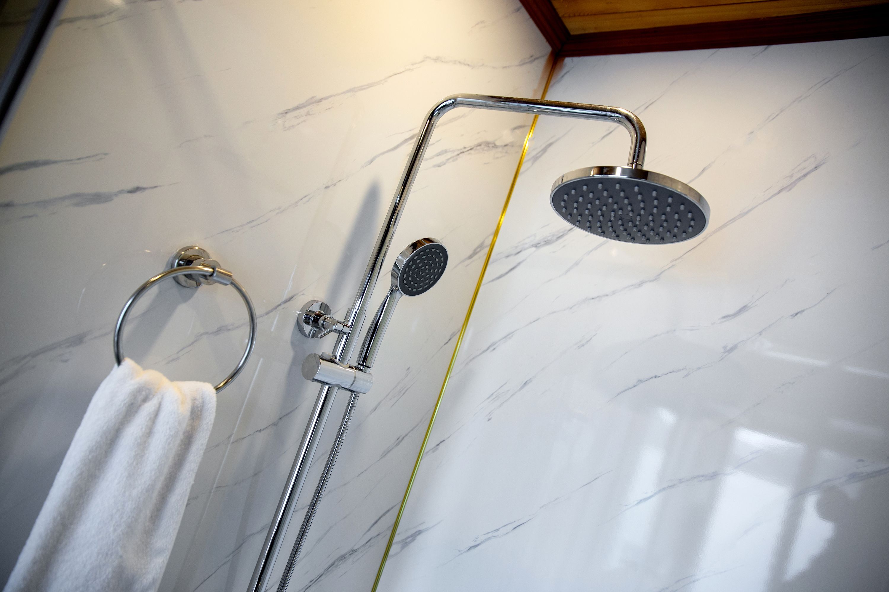 Douche à « effet pluie », articles de toilette gratuits, peignoirs