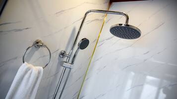 Douche à « effet pluie », articles de toilette gratuits, peignoirs