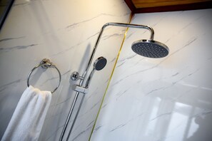 Rainfall showerhead, free toiletries, bathrobes, slippers - Lavender Elegance Cruise (Ha Long)