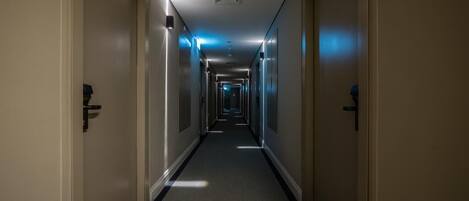 Un pasillo de hotel con puertas numeradas 519 y 507.