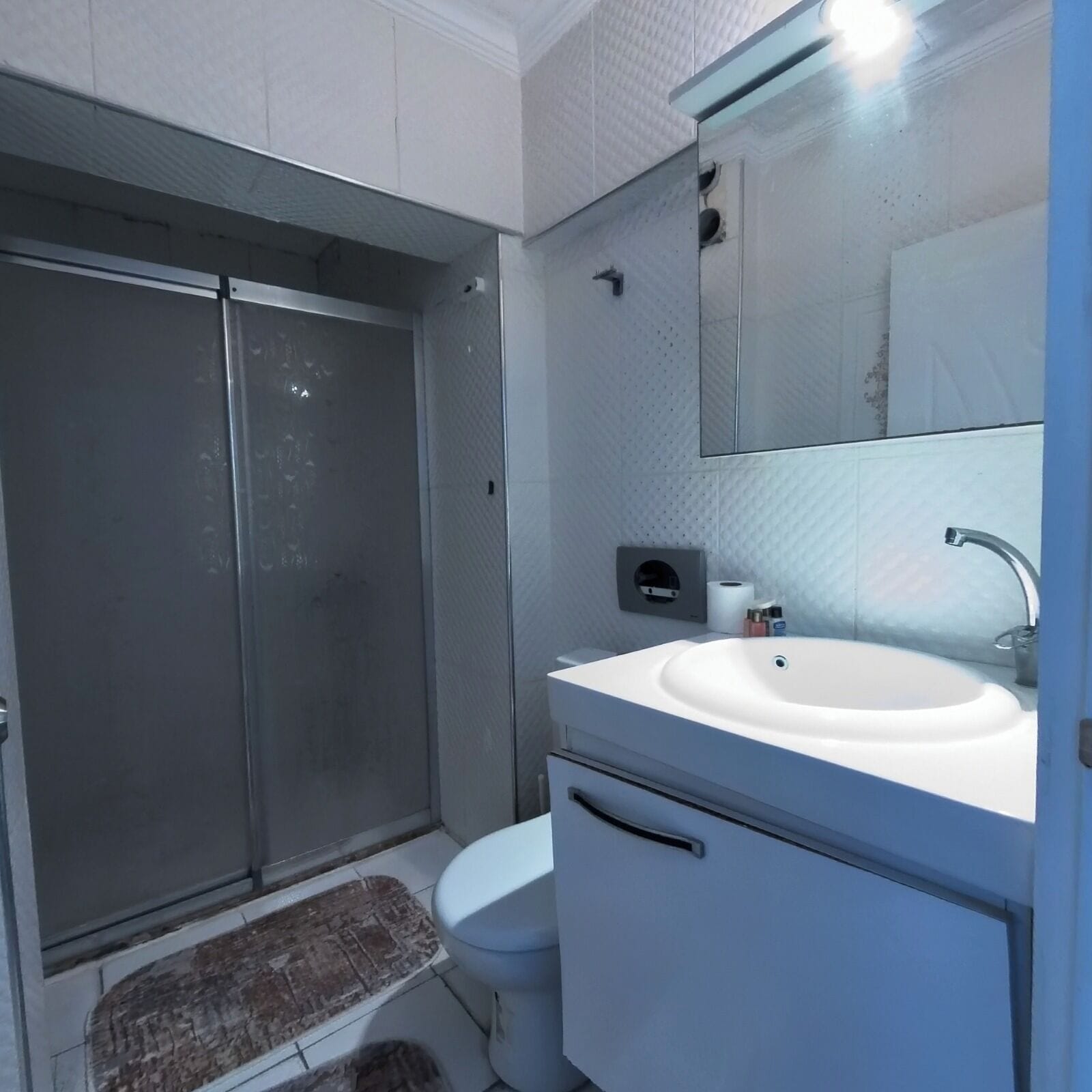 Habitación cu ádruple familiar, 2 habitaciones, fumadores, vistas al mar | Baño | Ducha y cabezal de ducha tipo lluvia