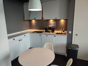 Departamento estándar, 1 habitación | Cocina privada | Refrigerador, microondas, cafetera de espresso y tetera eléctrica 