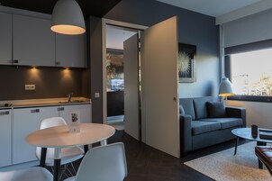 Caja de seguridad en la habitación y escritorio 