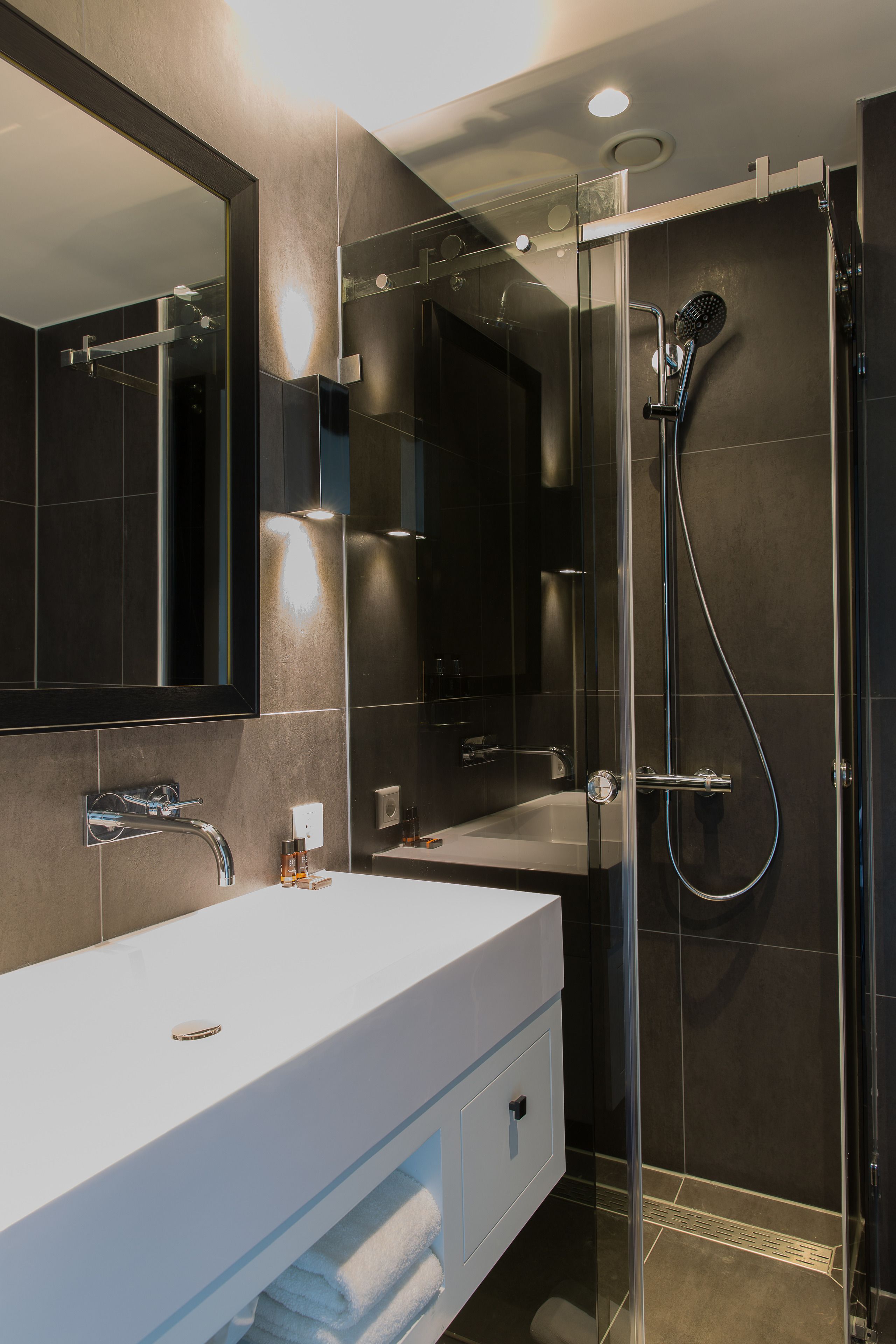 Een douche, een regendouche, gratis toiletartikelen, een haardroger