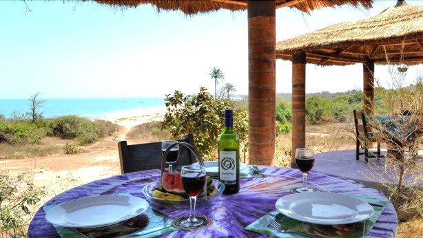 Mesa para dos con vista al mar y la playa.