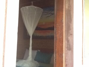 Una scrivania, tende oscuranti