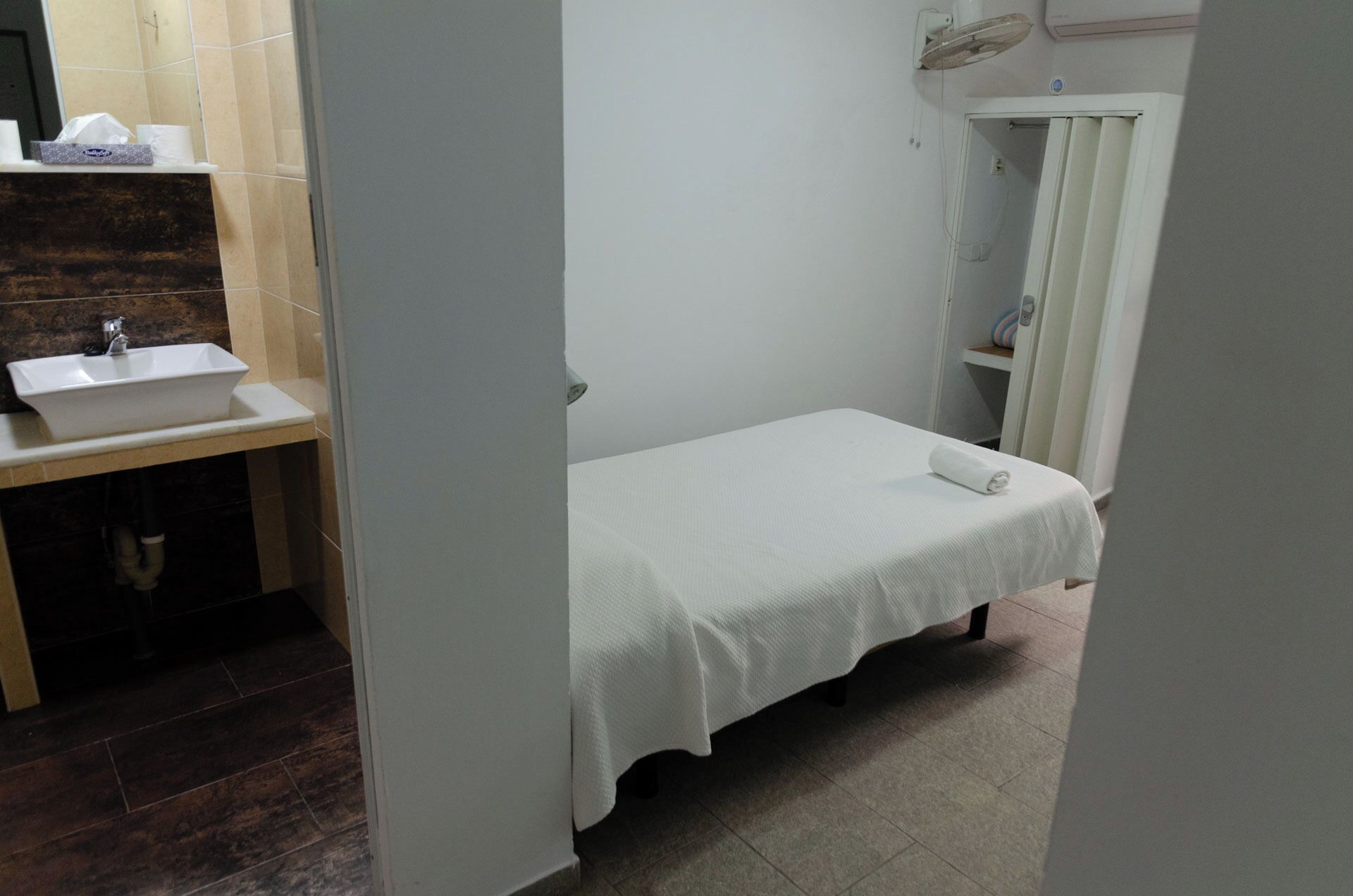 Chambre Simple | Bureau, lits bébé (gratuits), Wi-Fi gratuit, draps fournis