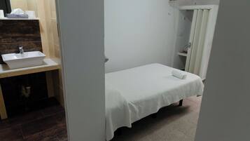 Chambre Simple | Bureau, lits bébé (gratuits), Wi-Fi gratuit, draps fournis