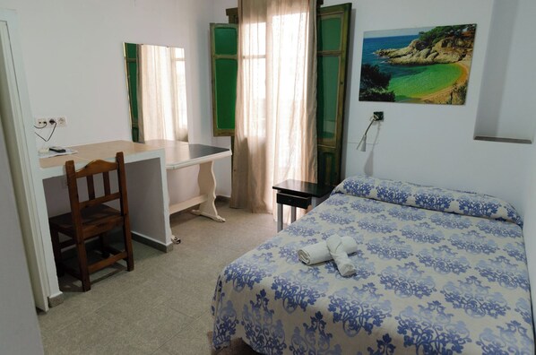 Double Room | Desk, free cots/infant beds, free WiFi, bed sheets