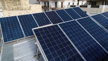 Panells solars a la teulada.