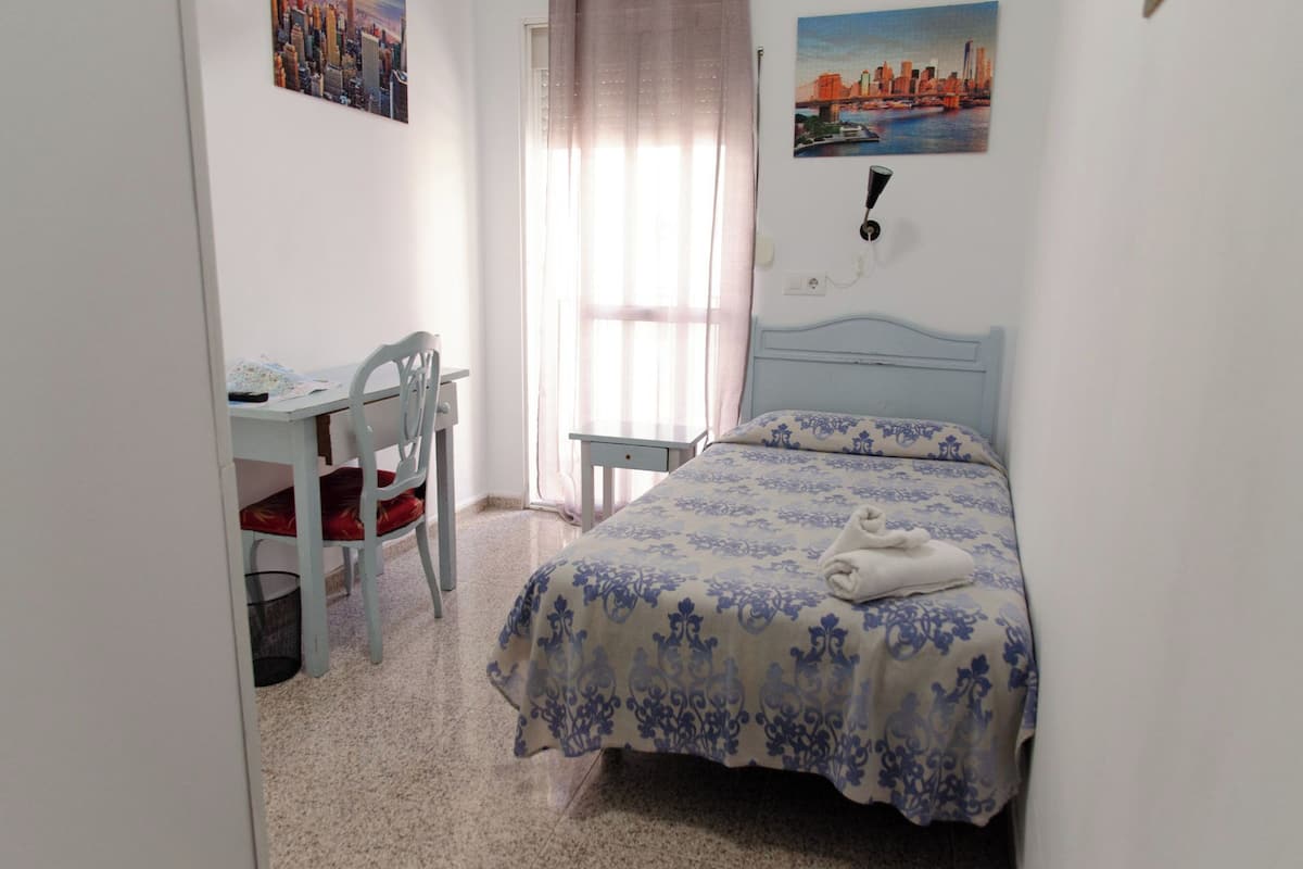 Habitación individual | Escritorio, cunas gratuitas, wifi gratis y ropa de cama