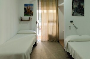 Habitación con 2 camas individuales | Escritorio, cunas gratuitas, wifi gratis y ropa de cama