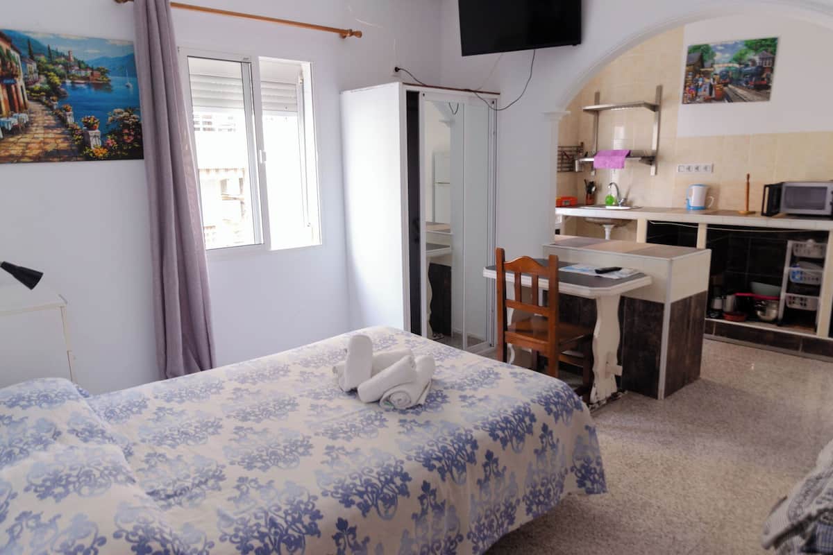 Estudio estándar, cocineta (para 2 personas) | Escritorio, cunas gratuitas, wifi gratis y ropa de cama