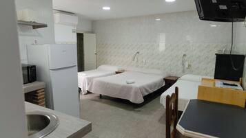 Familie studio | Een bureau, gratis babybedden, gratis wifi, beddengoed