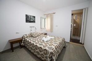Desk, free cots/infant beds, free WiFi, bed sheets - Hospedaje Lisboa Algeciras (Algeciras)