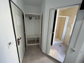 Single Room | Bathroom | Shower, free toiletries, hair dryer, towels