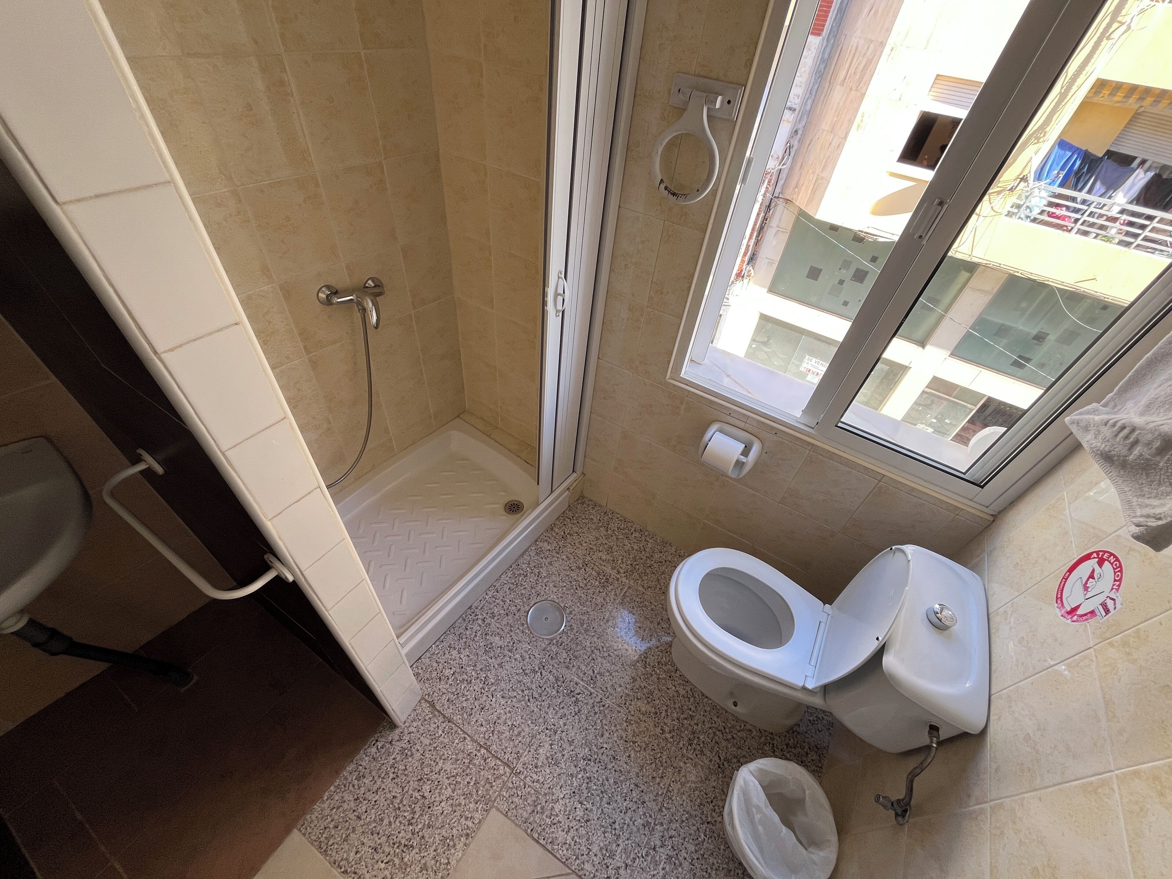 Un bagno con doccia, WC e lavandino.