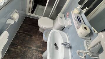 Standard Studio, Kitchenette (para 2 personas) | Bathroom | Shower, free toiletries, hair dryer, towels
