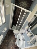 Estudio estándar, cocina básica (para 2 personas) | Baño | Ducha, artículos de higiene personal gratuitos y secador de pelo