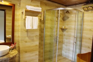 Suite, uitzicht op stad | Badkamer | Een douche, gratis toiletartikelen, een haardroger, pantoffels
