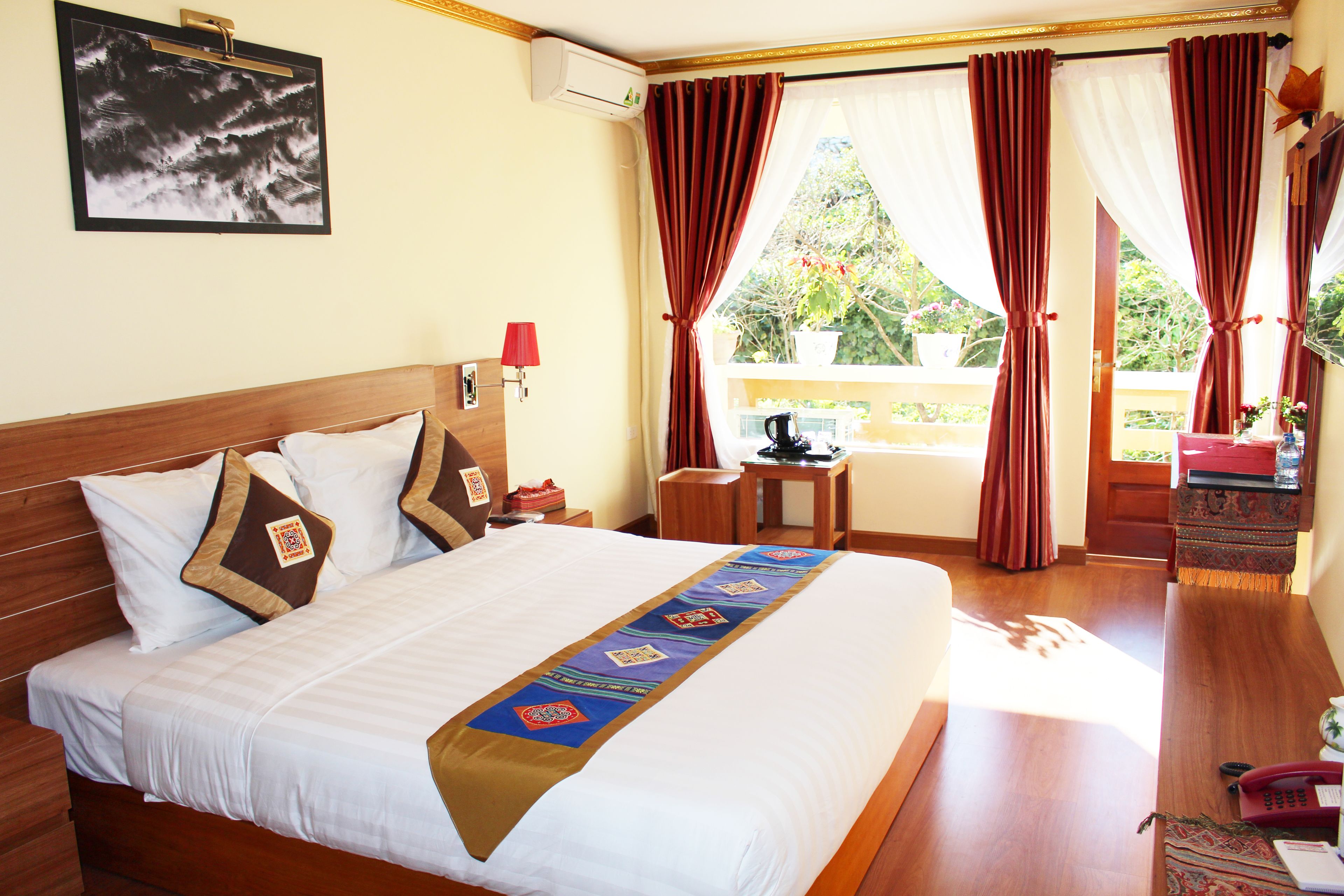 deluxe double room | minibar, in-room safe, desk, blackout curtains