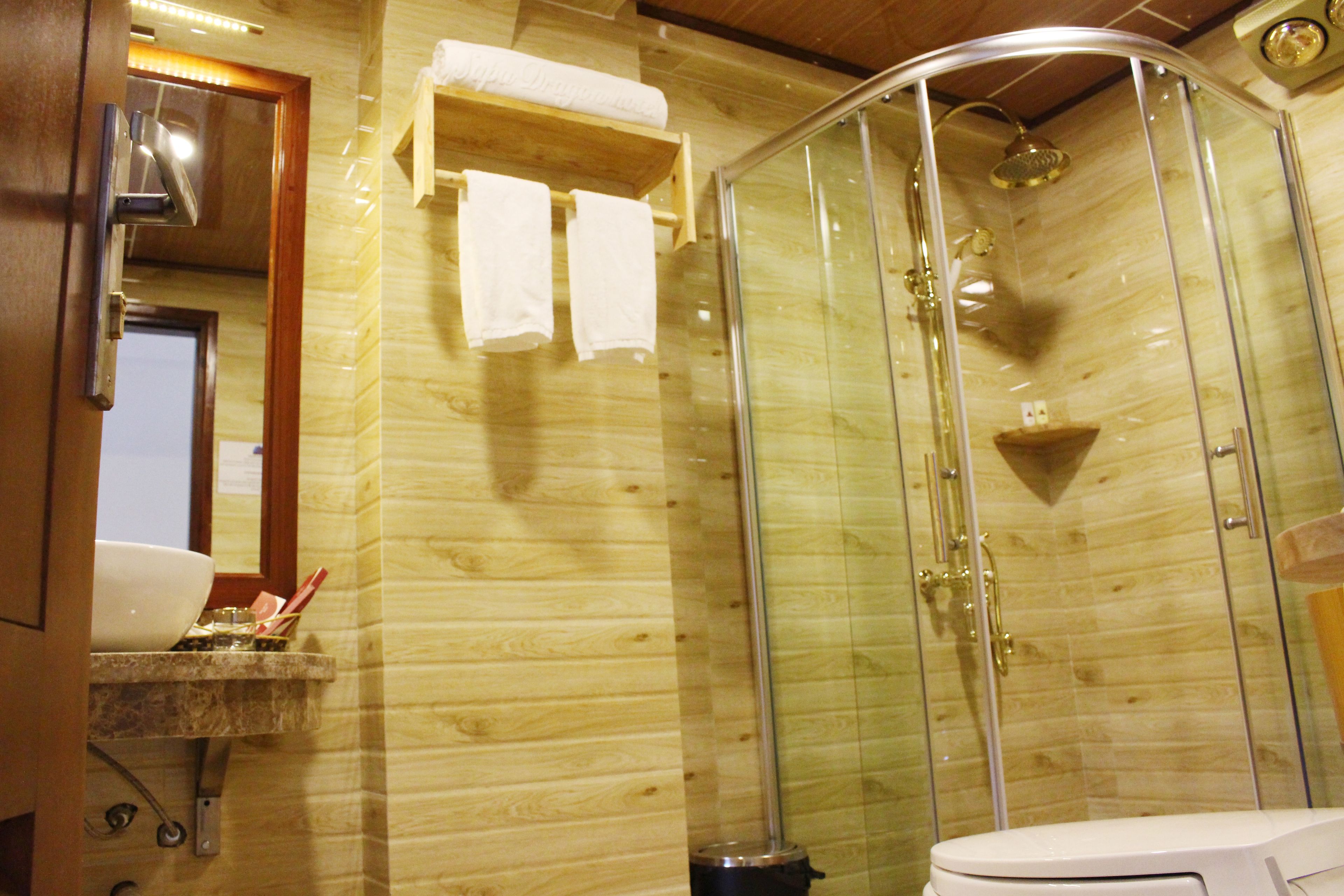 deluxe double room | bathroom | shower, free toiletries, hair dryer, slippers