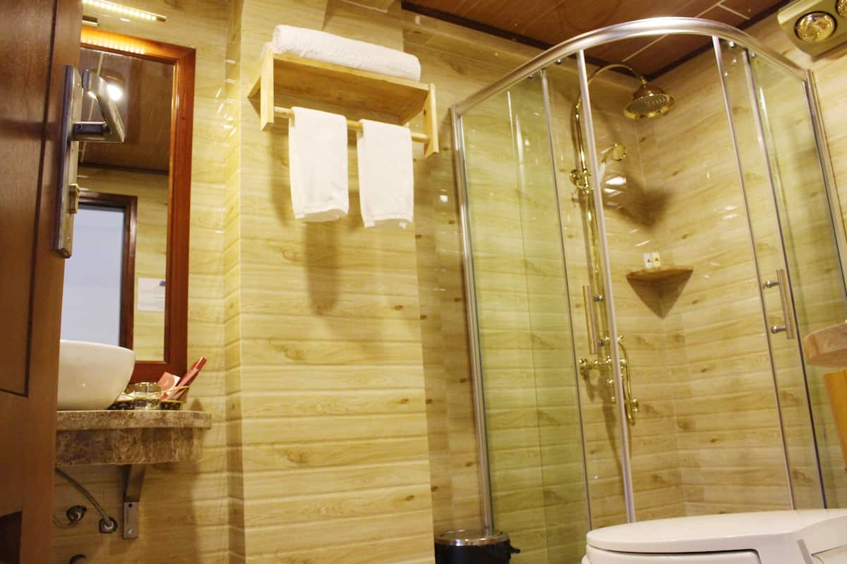 deluxe double room | bathroom | shower, free toiletries, hair dryer, slippers