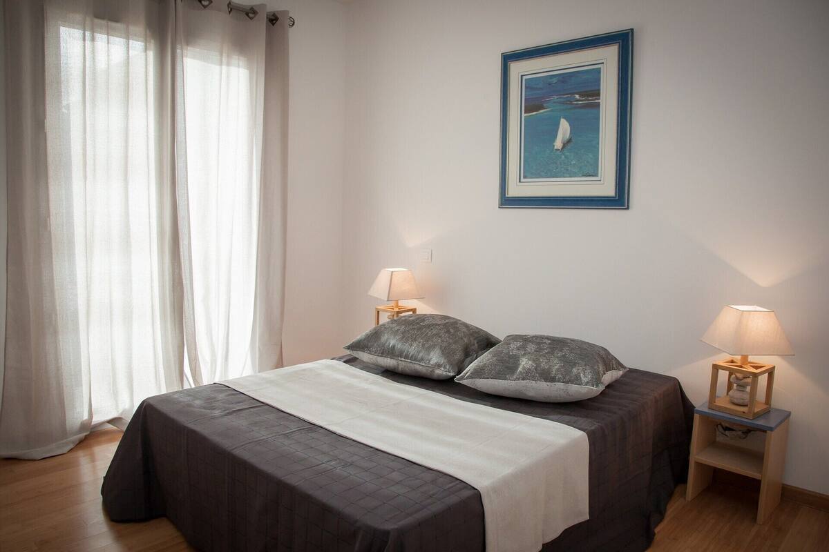 Quartos à prova de som, Wi-Fi de cortesia, roupa de cama