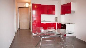 Full-sized fridge, microwave, stovetop, dishwasher